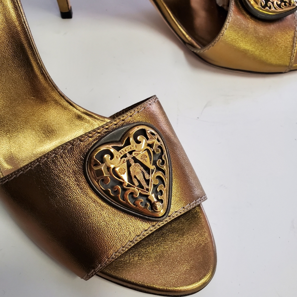 Authentic Gucci gold leather sandals size 37.5